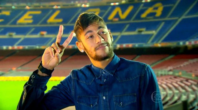 Neymar posa no Camp Nou (Foto: Reprodução TV Globo)