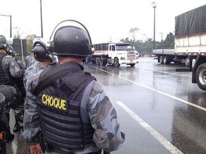 Tropa de Choque entra na Cônego para retirar manifestantes (Foto: Luis Paes / TV Tribuna)