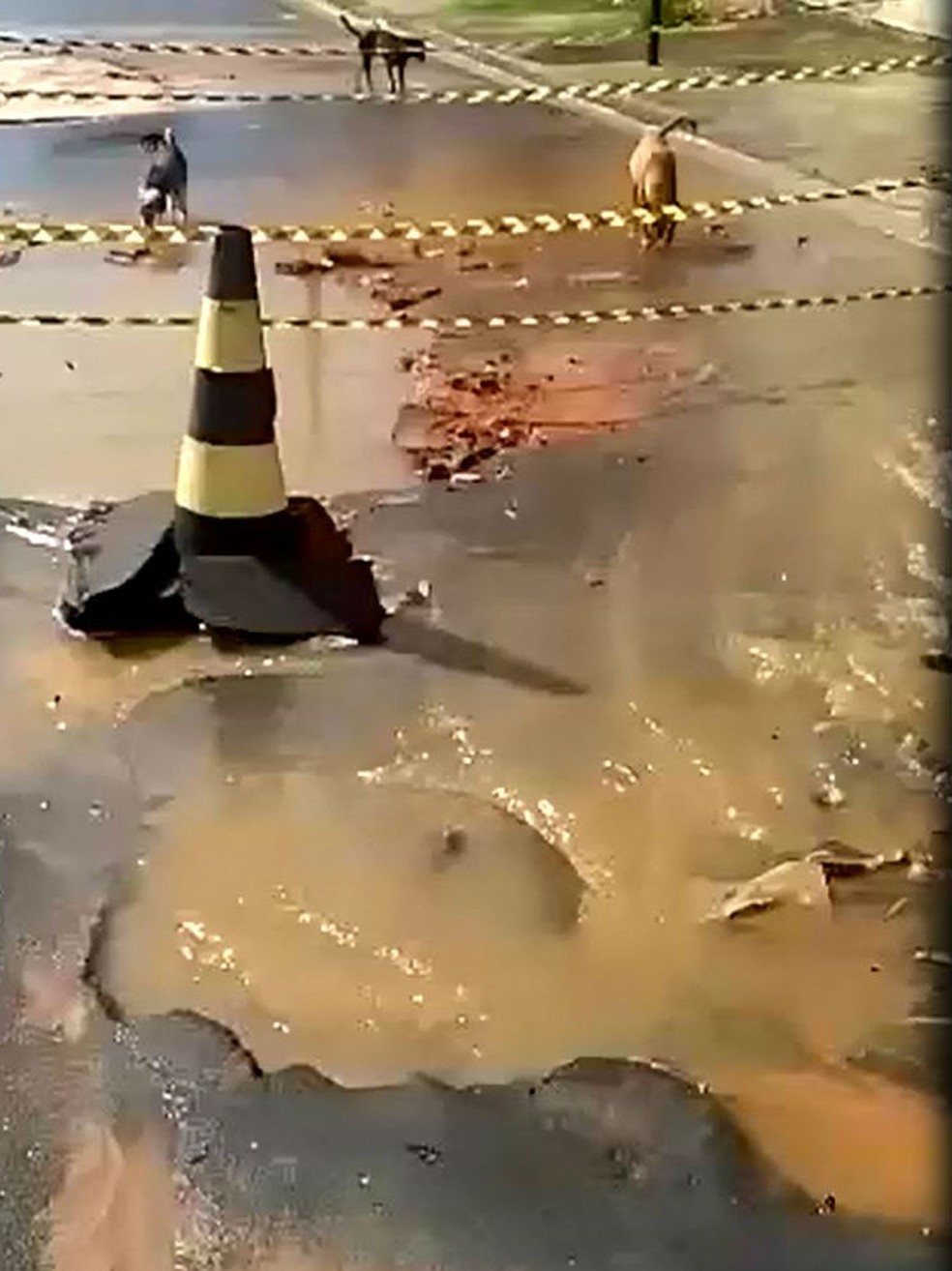 Grande vazamento de esgoto revolta moradores em Marília (Foto: Reprodução/TV TEM )