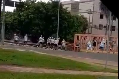 Vídeo flagra torcedores do Corinthians e do São Paulo se enfrentando com paus e pedras no centro de Campo Grande