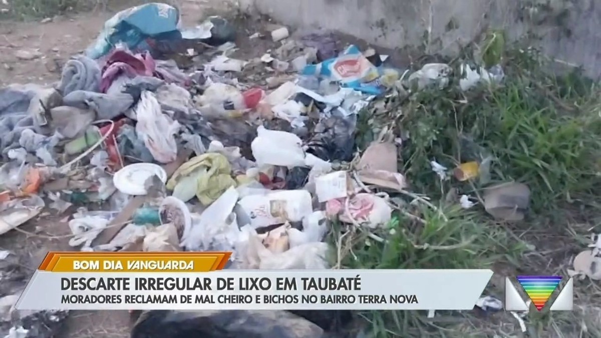 Terreno com descarte irregular de lixo gera reclamação de moradores em Taubaté