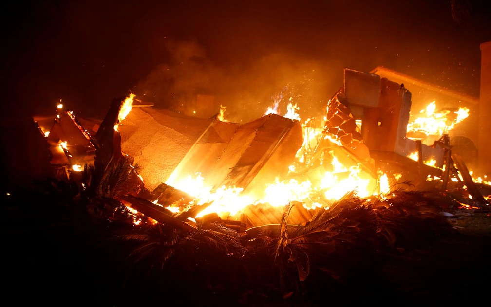 Casa Ã© destruÃ­da pelas chamas em Thousand Oaks, na CalifÃ³rnia, na sexta-feira (8) â Foto: AP Photo/Noah Berger