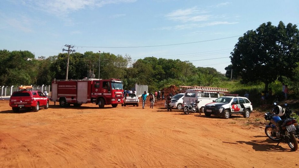 PolÃ­cia e Corpo de Bombeiros foram acionados para ocorrÃªncia de homem eletrocutado (Foto: Loran Carvalho/Arquivo Pessoal)