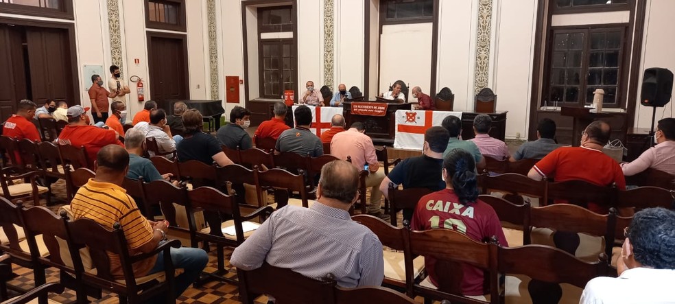 Conselheiros se reuniram para aclamar o novo presidente do CRB — Foto: Mac Cavalcante/ge.Globo