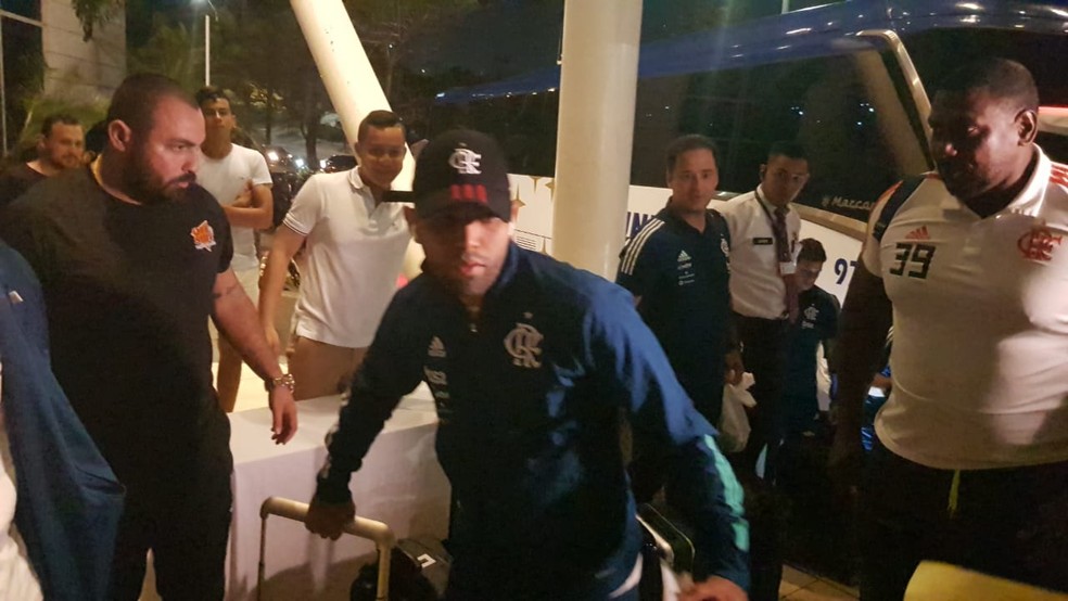 Gabigol no desembarque do Flamengo em Barranquilla — Foto: Fred Huber / GloboEsporte.com