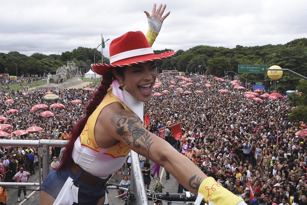 Pabllo Vittar como Jessie de Toy Story em bloco de Carnaval — Foto: Ronaldo Silva/Photopress/Estadão Conteúdo