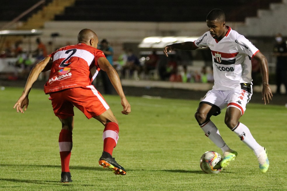 Matheus Alessandro e Reginaldo, Botafogo-SP x CRB � Foto: Jos� Bazzo/Ag�ncia Botafogo