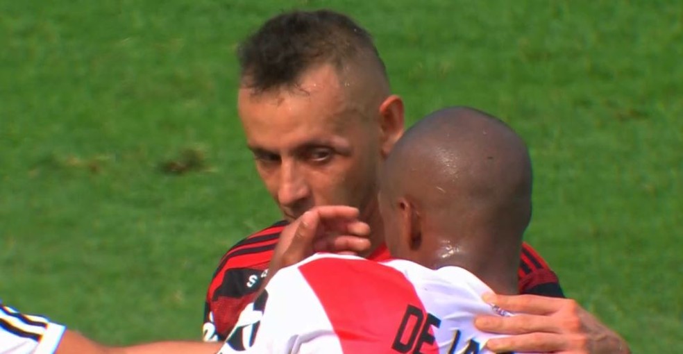 Rafinha ficou com o rosto inchado ap&oacute;s choque com De La Cruz &mdash; Foto: Reprodu&ccedil;&atilde;o