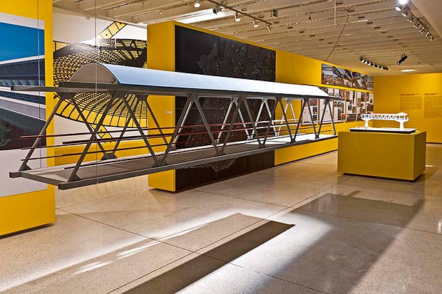 Projeto da passarela construída em Salvador, em exposição no Museu Oscar Niemeyer, em Curitiba (Foto: Divulgação/Marcelo Stammer)
