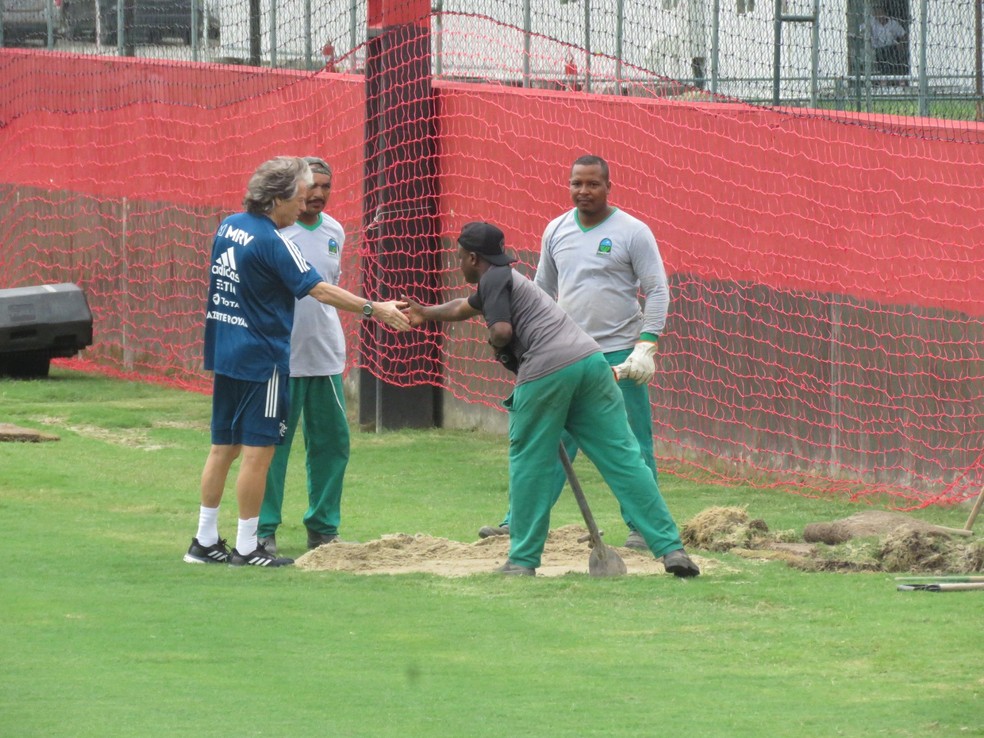 Jorge Jesus cumprimenta funcion&aacute;rios em treino do Flamengo &mdash; Foto: Felipe Schmidt / GloboEsporte.com