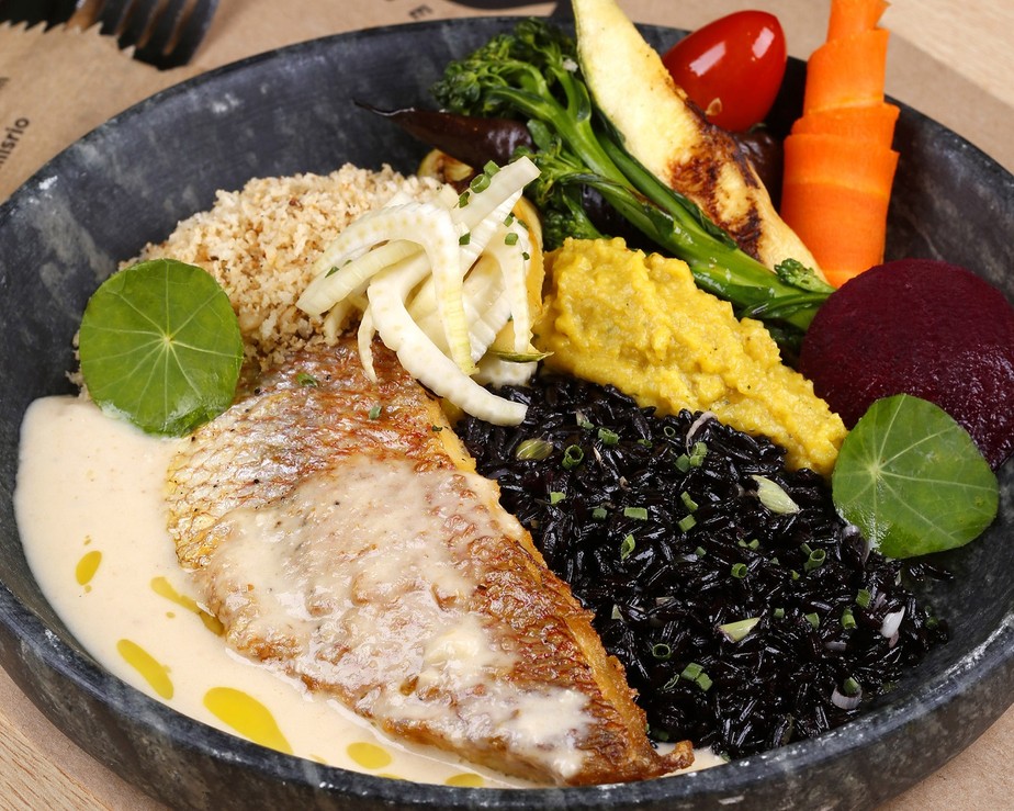 Para deixar o prato mais colorido, acrescente legumes ao peixe grelhado com purê de banana-da-terra, arroz negro e farofa de castanhas