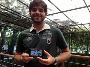Marcelo Florêncio Sobral, de 23 anos, e o aplicativo educativo que ajudou a desenvolver (Foto: Ana Carolina Moreno/G1)