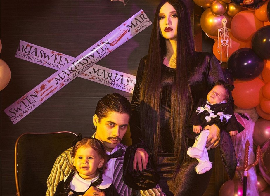 Virginia e Zé Felipe se fantasiam de A Família Addams com as filhas