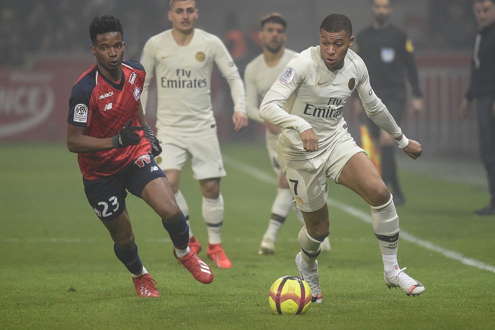 Thiago Mendes, do Lille, em ação contra o PSG de Mbappé: volante bateu meta e renderá dinheiro ao São Paulo — Foto: AFP