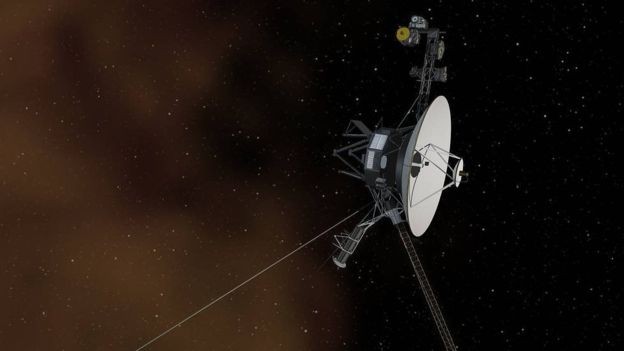 Uma ilustração do Voyager 1, o primeiro objeto criado pelo homem a alcançar o espaço interestelar (Foto: NASA via BBC News Brasil)