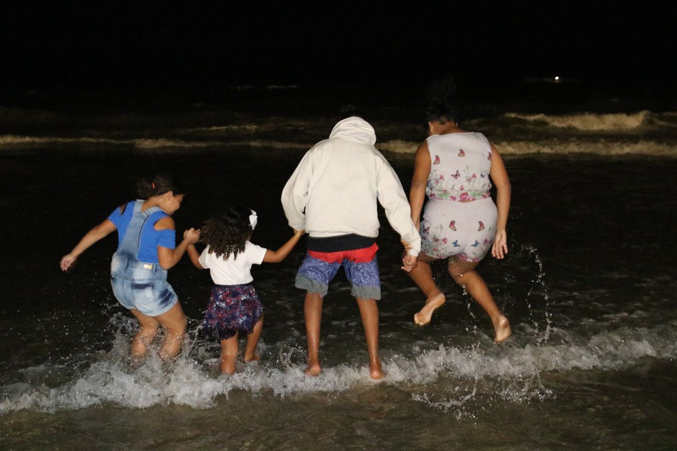 Família pula ondas na Praia de Boa Viagem, na Zona Sul do Recife — Foto: Marlon Costa/Pernambuco Press
