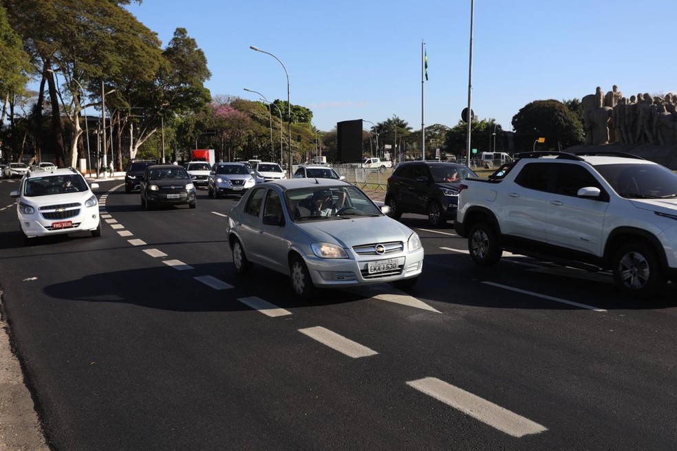 Carros passam em frente ao Parque Ibirapuera em dia de suspensão do rodízio de veículos em SP — Foto: Celso Tavares/G1