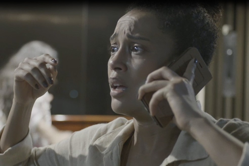 Vitória (Taís Araujo) fica em pânico com o sumiço de Tiago (Pedro Guilherme Rodrigues) em 'Amor de Mãe' — Foto: Globo