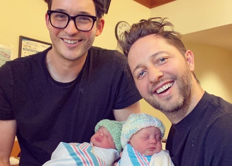 Derek Blasberg e Nick Brown com seus dois filhos (Foto: Reprodução / Instagram)