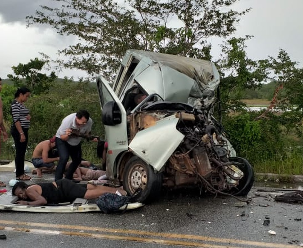 Van ficou destruída após colidir com caminhão na BR-402, nesta quinta-feira (31) — Foto: Divulgação/Miritiba em foco