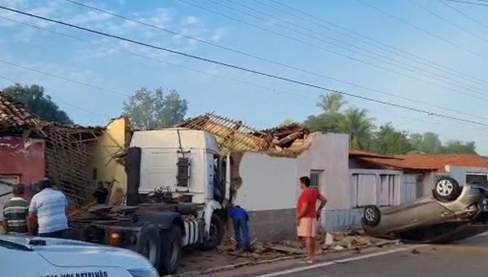 Carreta invade casa e bate em carro em acidente em Manoel Emídio no Piauí — Foto: Reprodução vídeo