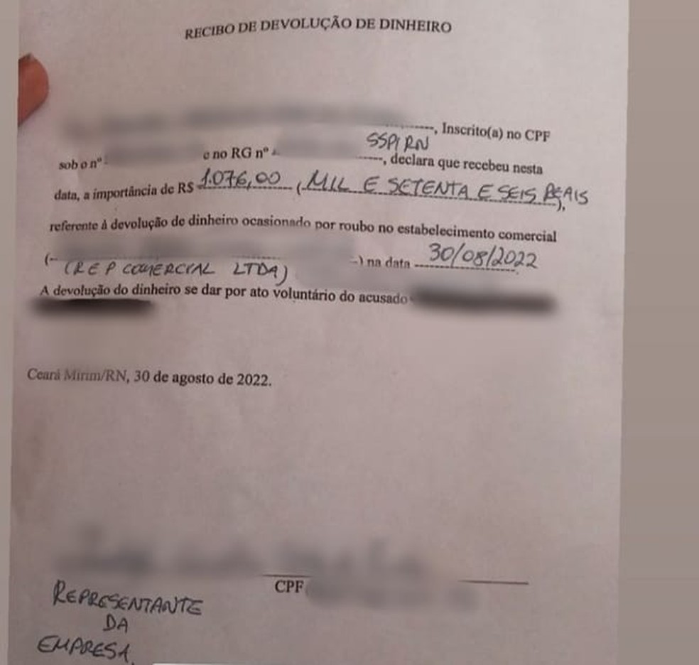 Recibo foi assinado por representante de farmácia e confirma devolução de dinheiro roubado — Foto: Reprodução