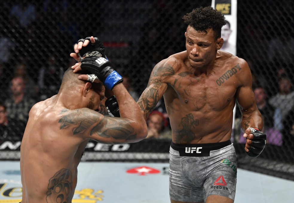 Alex Cowboy venceu Max Griffin por decisão dividida — Foto: Getty Images