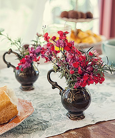 Alguns ramos de ervas, flores colhidas na hora, vasos improvisados comjarrinhas e pronto: eis arranjos mimosos para colorir e perfumar a mesa (Foto: Lufe Gomes/ Editora Globo)