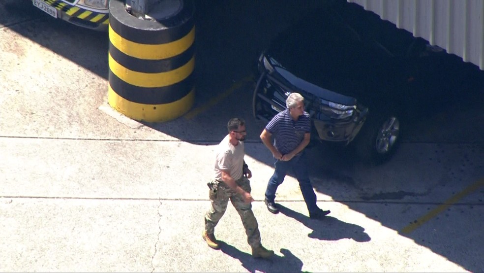 Ricardo Saud chegou ao Aeroporto de Congonhas acompanhado de agentes da PF (Foto: Reprodução/TVGlobo)