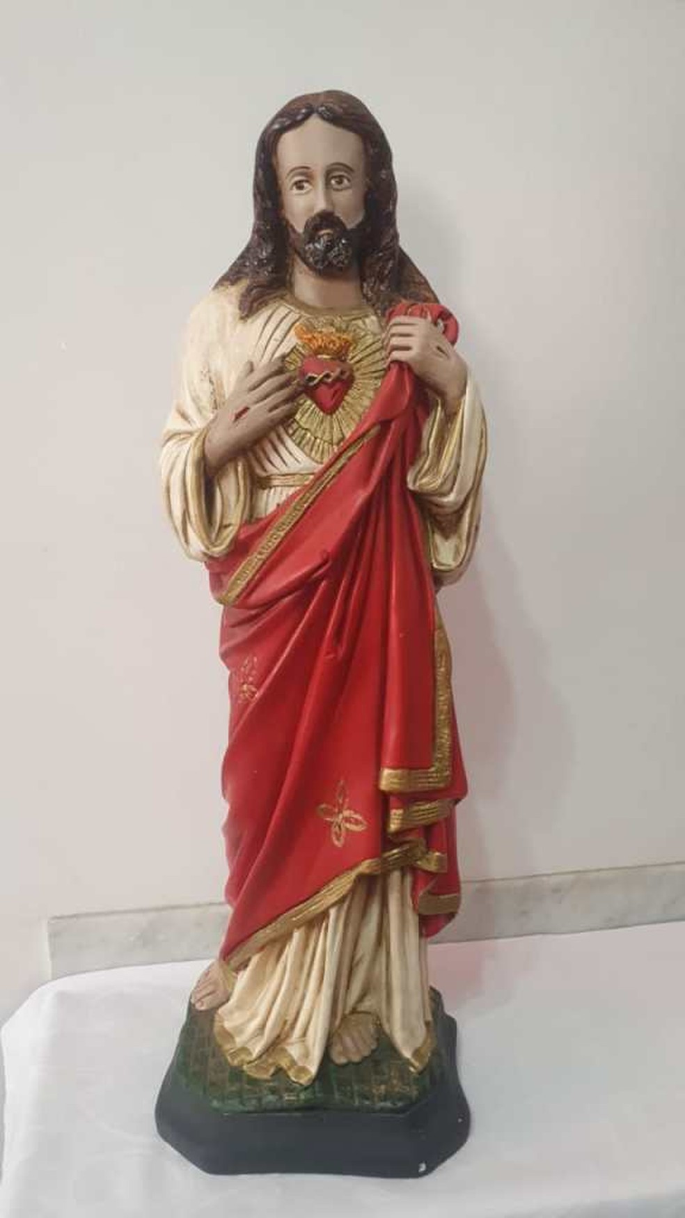 Imagem do Sagrado Coração de Jesus, de 50 centímetros, em gesso — Foto: Arquidiocese de Belo Horizonte