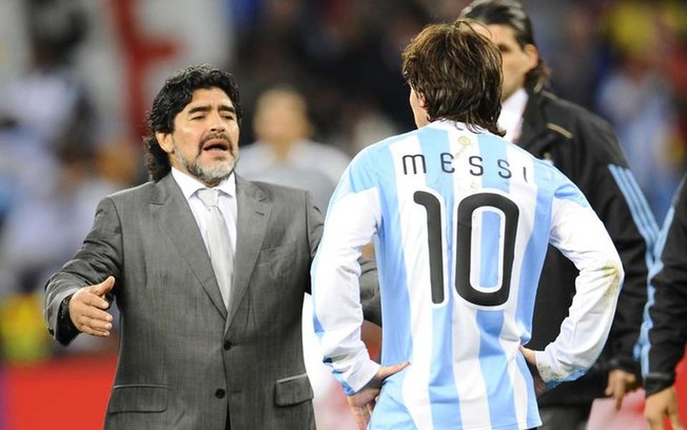 Maradona e Messi na Copa do Mundo de 2010 — Foto: Reprodução/Twitter