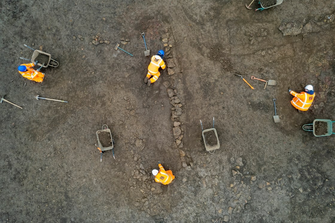 Imagem de arqueólogos escavando o rico assentamento comercial romano (Foto: HS2 Ltd)