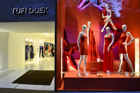O agito aconteceu na flagship store da Tufi Duek, em São Paulo. Na vitrine: a nova Red Collection