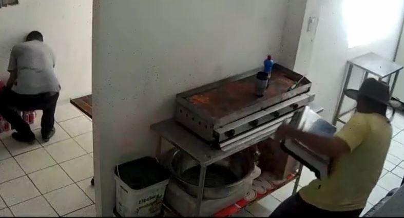 VÍDEO: trio invade cozinha de hamburgueria em Fortaleza e furta bacon, queijo, pães e refrigerante