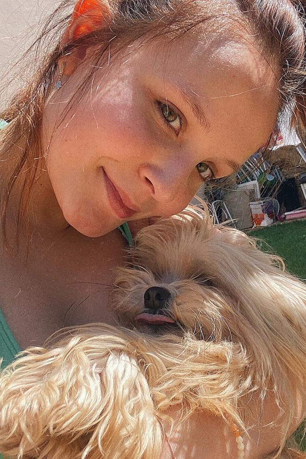 Larissa Manoela com o cachorrinho Valdemar (Foto: reprodução/instagram)