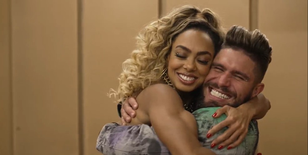 Dandara Mariana e Diego Maia comemoram resultado do 'Super Dança dos Famosos' — Foto: Globo