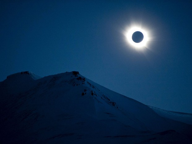 Fenômeno é visto em Longyearbyen, na Noruega, nesta sexta-feira (20). Eclipse total do Sol foi visto em várias partes do Hemisfério Norte (Foto: Jon Olav Nesvold/NTB scanpix/Reuters)