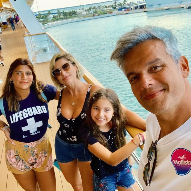 Otaviano Costa, Flavia Alessandra, Giulia Costa e Olivia embarcam em cruzeiro da Disney (Foto: Reprodução/Instagram)