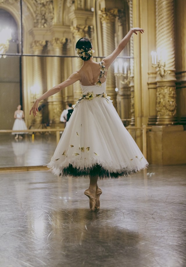 Confira em detalhes o figurino de balé by Chanel - Foto: Lara Giliberto