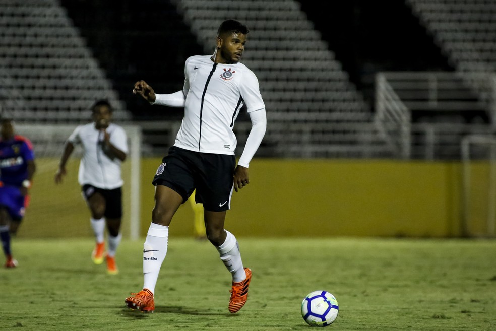 Artilheiro do sub-20, centroavante de 1,90m quer ficar no Corinthians após empréstimo