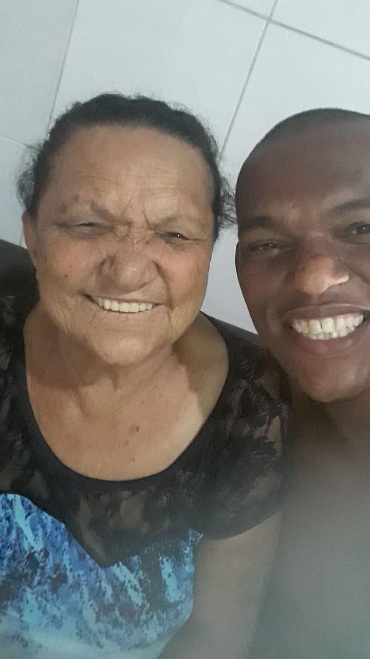 Joseildo da Silva Batista e a mãe (Foto: Arquivo Pessoal)