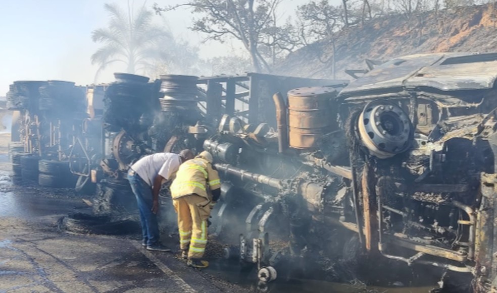 Acidente foi na BR-354 entre Santa Rosa da Serra e São Gotardo — Foto: Corpo de Bombeiros/Divulgação