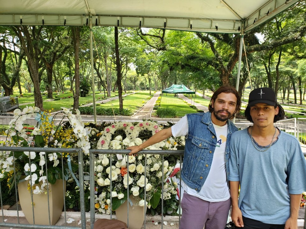 Os estudantes Leandro e Jackson visitam túmulo de Gugu Liberato neste sábado (30) — Foto: Bárbara Muniz Vieira/G1