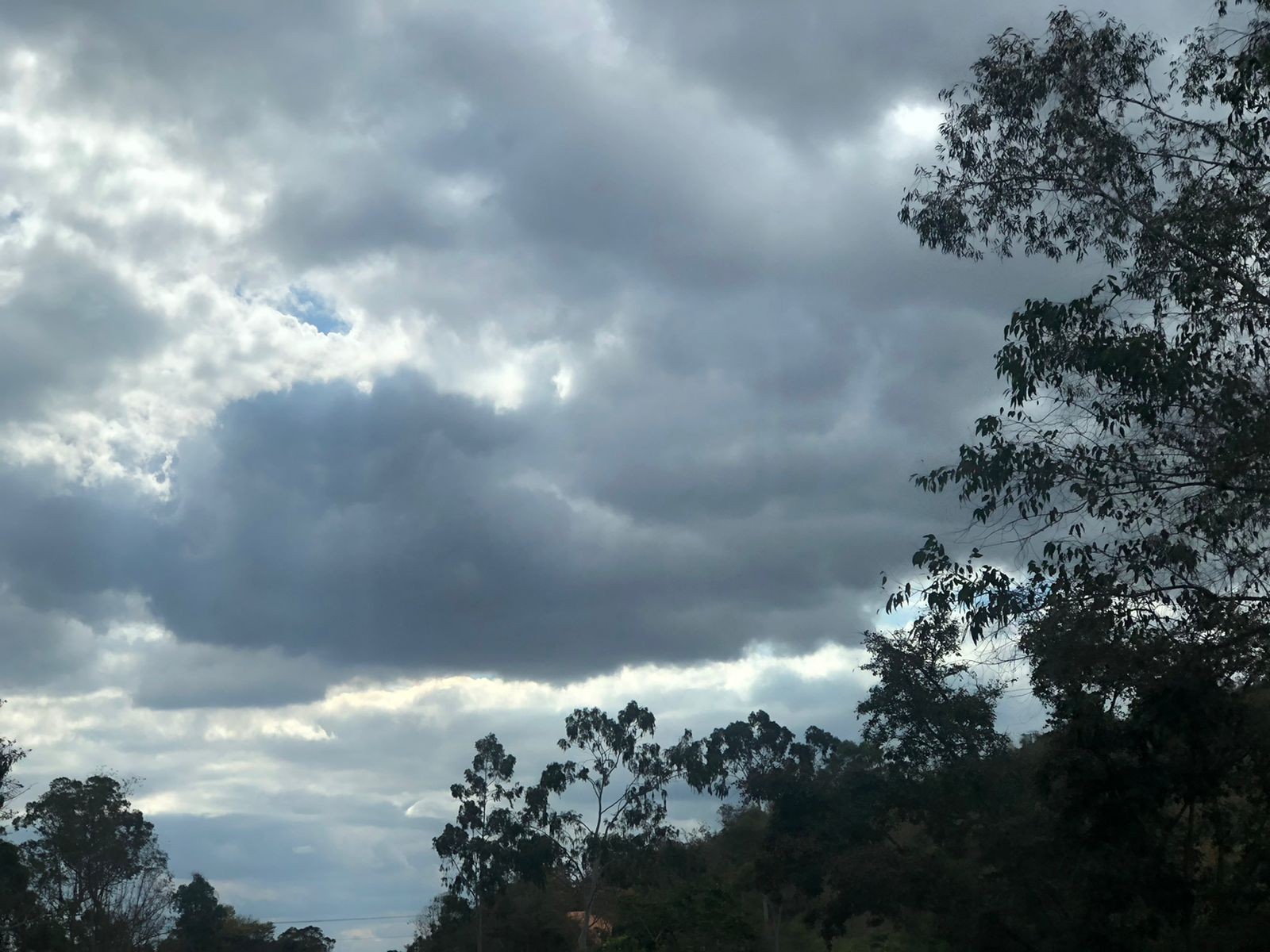 Com chegada de frente fria, previsão indica chance de chuva para o fim de semana no Centro-Oeste de Minas