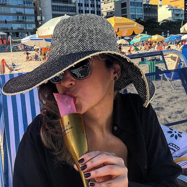 EGO - Ex-BBB Ana Paula curte 'drink' refrescante em praia: 'chandonlé ...