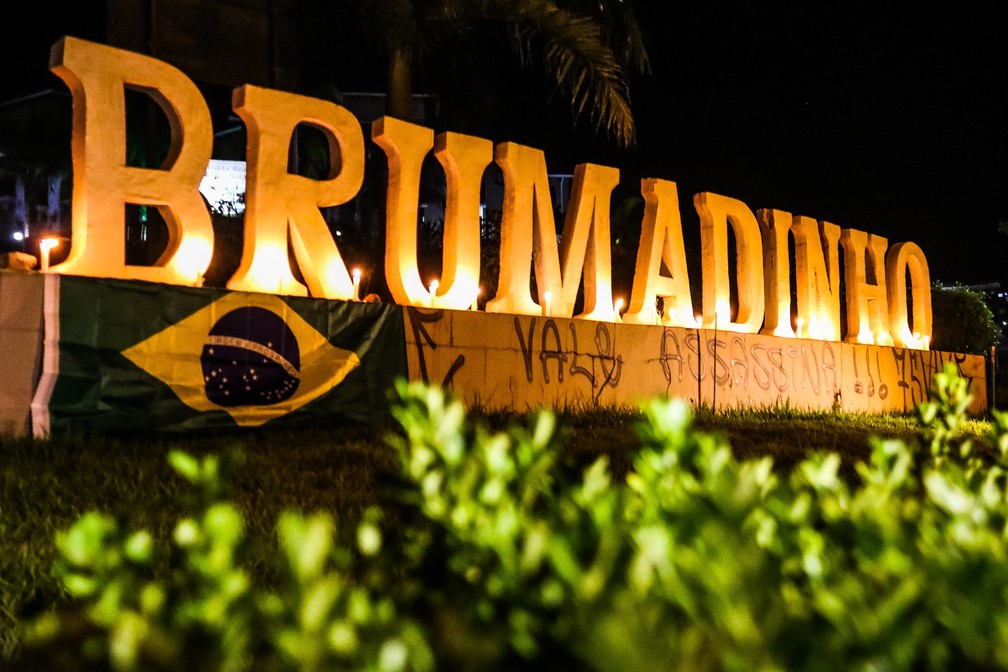 Familiares coloca velas e bandeiras na entrada da cidade de Brumadinho em homenagem às vítimas do rompimento da barragem da Vale — Foto: Cadu Rolim/Fotoarena/Estadão Conteúdo