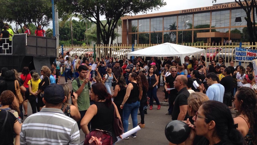 Protesto ocorreu em frente à Prefeitura de Manaus (Foto: Maritana Santos/Rede Amazônica)