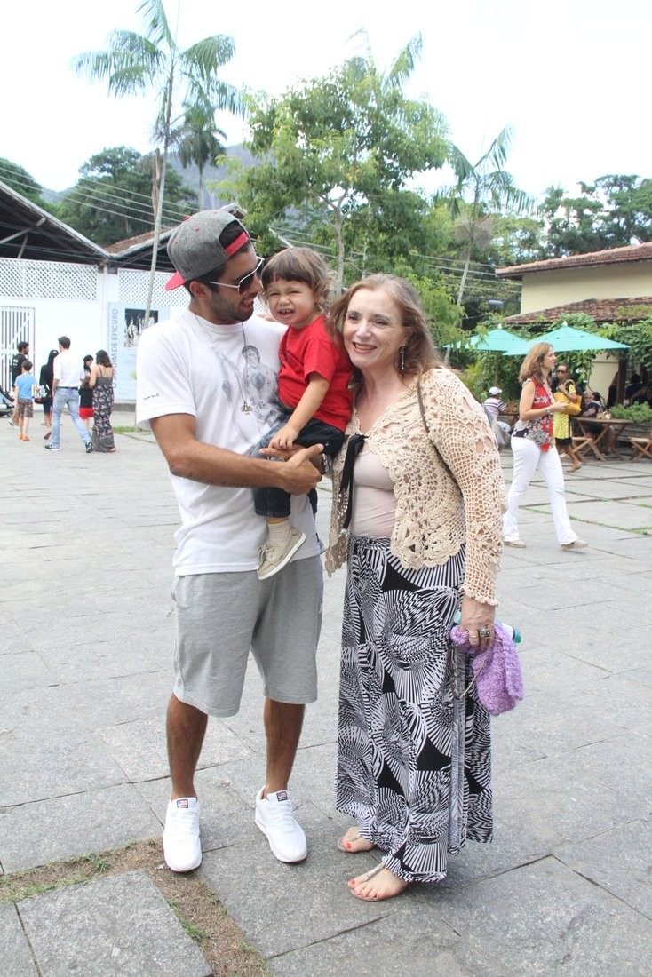 Pedro Scooby, Dom e a avó materna, Francis (Foto: Thyago Andrade/Photo Rio News)