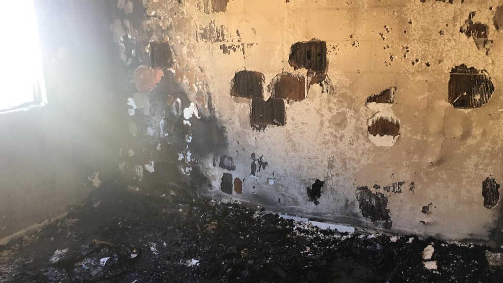 Quarto do filho mais velho foi destru&iacute;do pelas chamas do inc&ecirc;ndio no apartamento &mdash; Foto: Helo&iacute;sa Guimar&atilde;es/Inter TV Cabugi