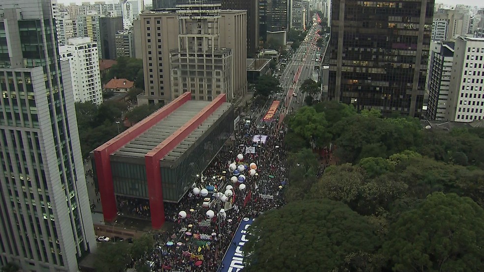 Manifestantes se reúnem às 17h25 na Avenida Paulista.  — Foto: Reprodução/GloboNews 